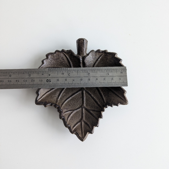 Cast Iron Maple Leaf dish - Picture 6 of 8